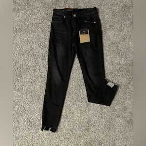 Women’s Mid-rise black denim jeans (NWT)